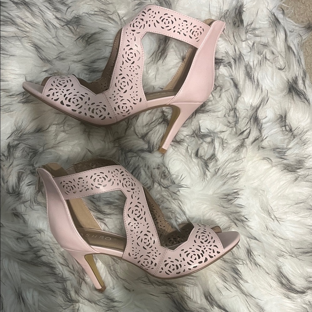 NWOT Ashro pink Laser-Cut Heels